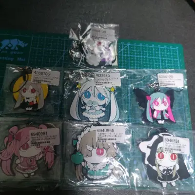 这次买了今年魔法未来的应援棒，实物真的超好看，还买了匹诺曹p的暧昧酱的全套橡胶挂件，特别的好！特别的可爱，还买了千本樱的挂画，特别大，特别的好看，而且还有黑兔p和画师的亲笔签名，真的太喜欢了，感谢挖煤姬让我买到喜欢的宝贝！