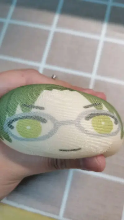 记不清是第三箱还是第四箱
是最开始买的骏河屋的小垃圾，但是拖到很后才选择发货。
刚开始切的时候以为是好价，但是其实切别人的set应该会更划算一些，不过问题不大。
说是垃圾屋，但实际东西都满新的，团子比想象中沉，但真的很好rua，吧唧也没什么问题，这个脸真的太绝了！立...