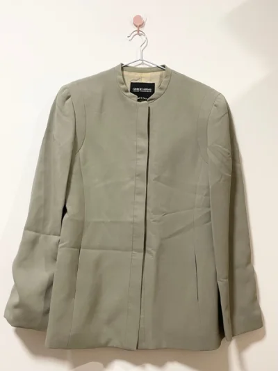 很喜欢这一单的衣服！第一次拥有阿玛尼的外套，虽然是中古的但是成色特别好，rinascimento这个短袖的剪裁也很好，版型很显瘦。