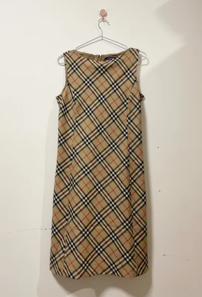 这一单买了很多Burberry的裙子。让我买了个够，终于拥有Burberry那个很经典的连衣裙了好开心，版型真的很好，也是中古里码比较大的一件！穿起来特别OL