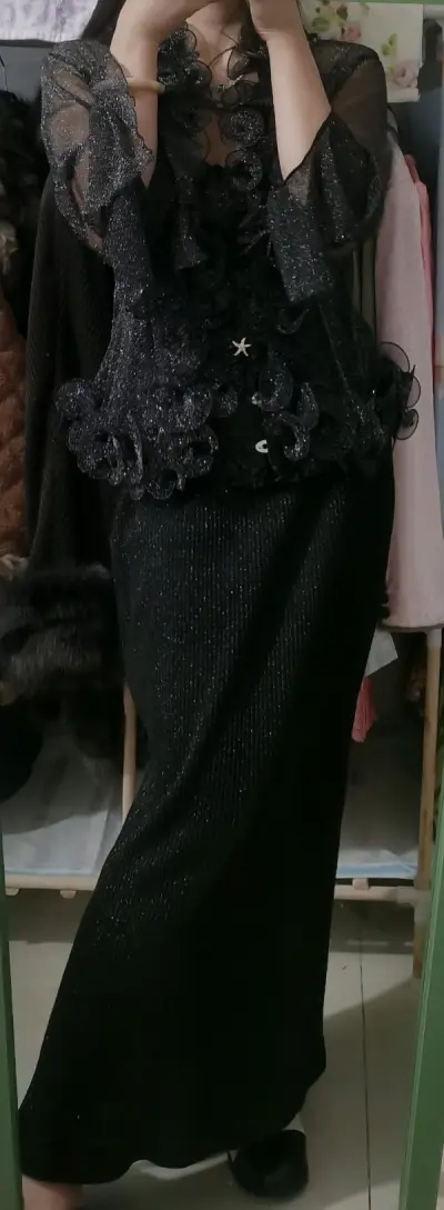 关于暗纹系列在挖煤姬买的每一件都爱不释手 太美啦
还有设计款开衫 木耳边精致又特别 闪闪发光！超爱
最喜欢的牌子也淘到一件可爱的猫咪 太棒啦！