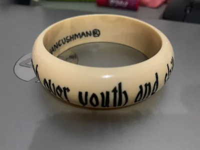 非常好运拍到了中古手镯，多年前欧美日本明星模特都有戴的牌子。还有一个spell的流苏包，超级好看，好开心。还有条可爱的半身裙，无敌可爱！