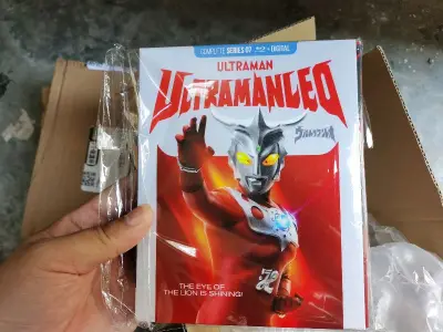 "雷欧奥特曼 DVD 是一部非常经典的超级英雄动画电视剧，适合所有年龄段的观众。故事情节引人入胜，角色形象鲜明，动画制作精良，音效和配乐更是令人赞叹。这是一张非常值得拥有的 DVD，让你重温童年回忆，或者与家人一起分享这份精彩。"