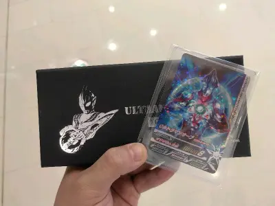 这次买到了一个很特别的东西就是特利迦的裁纸刀，本来以为会很锋利，收到后查看才发现确实只能用来裁纸。锋利度不高，整体很厚实，有重量。作为摆件也是不错的选择。
欧布spr卡确实非常好看，比tv的真人多了线条感和力量感，值得收藏。