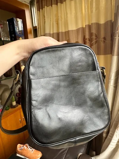 全皮黑色包包。超喜欢。皮质很好。做工也很惊喜。虽然是二手。不过很新。爱不释手。很好搭配。真的好喜欢。666