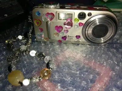 买得索尼相机，第一次海淘，走的EMS，刚开始还担心会不会被税，很庆幸没被税，6天左右就到了，真的出乎意料的快，相机也很好，很喜欢，如果满分10分，我会打12分，真得是太棒了。（图中的贴纸和链子是我自己买的，好喜欢啊！）