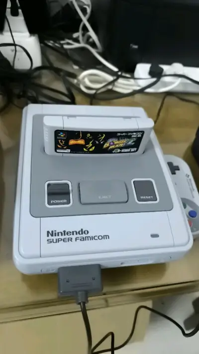 等了一个月机子终于到货了，机子非常好用，色彩靓丽，外壳也很新，连发控制器也挺好用的，分插就一般般，毕竟没那么多玩家。还送了一个gbc充电器。