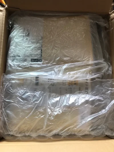       这次淘了不少足球纪录片和演唱会DVD，很多单合了一单发货，所以打开包裹能看到各家发货的五花八门的各式包装，很有意思。 