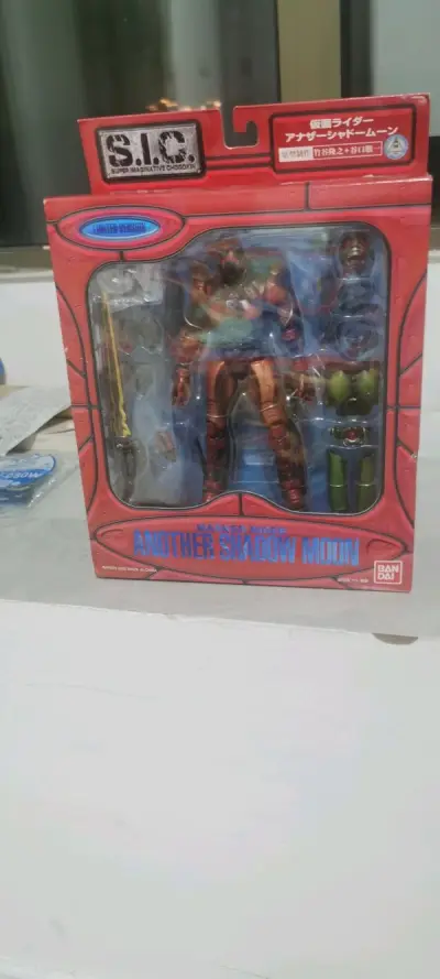 又一次通过挖煤姬入手了一款绝版的sic老物，sic创世王红影月，很不错的一款老物，挖煤姬的打包和快递物流也很给力。