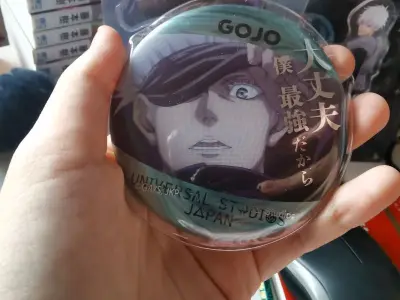 之前在骏河屋切的usj吧唧终于到了，骏河屋发货等了整一周，竹蜻蜓审核又等了一周，还好悟的usj完好无损到手里了，除了背后有点划痕以外都很完美，杰哥的就不一样了，正面的划痕多到像是去征战沙场了一样，但是柄图真的很美很疯，划痕就当看不见吧#快乐吃谷 #咒术回战 