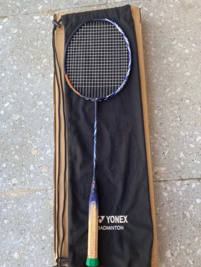 只用过小鬼，近段时间才换了二姐夫，两把拍子用
的都是3U，我的言论只针对3u。最大的区别就是
小鬼的中轴偏软，二姐夫的中轴偏硬。直接的感觉
小鬼打起来像鞭子，后场扣杀贼猛，但是网前以
及控制所有球落点的时候比较模糊。二姐夫打起来
像棍子，相比较而言控制落点稳，网前球...