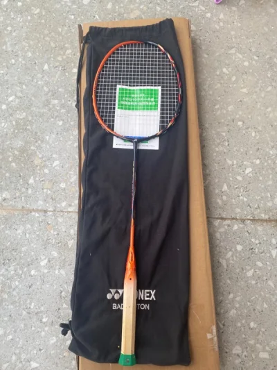 亮点 新碳素科技namd使得中杆反馈清晰，弹性
好，控球手感好，原色配色还行，材料够硬，塌陷
namd碳素还使拍子吃球更深，滞留时间更长
从而将你使出的力更传递到球上，杀球更凶更猛
拍子的重量集中在T头，拍头和手柄底部，使杀
球更猛。
不足 也是这个重量分布，适合的...