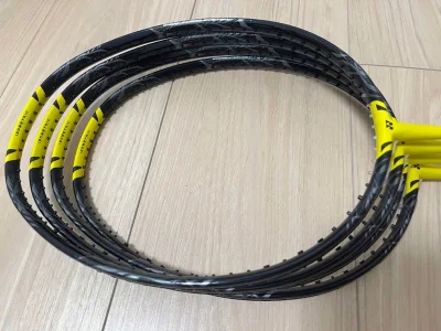 ，4u的球拍，小框版的n700，
平衡点适中，没什么头重感，力传导比700好太多
扎实很多。和暴力拍不太沾边，中杆也适中，很
好上手。值得一提就是漆水比照片好看太多了，
色有点碳纤维的样子，黄色像镀金那种黄，比黄色
二姐夫好看。终于拿到手了，3UG5，没去底打了两拍...