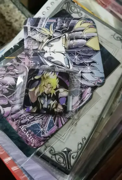 有文件夹，明信片，海报，册子，大头扭蛋，卡册，杯垫，冰箱贴等等！太棒了！以后还继续！数码宝贝的谷子很多可选！