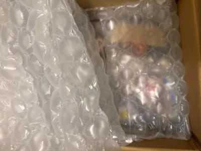 最近整体到货速度杠杠的，好开心！这个箱子没有选择加固服务也包装的很到位，整整齐齐的！买家送的一些小礼物也很好！