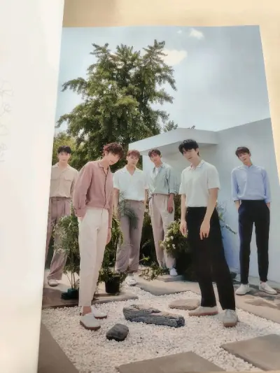 入手了2PM8期会员礼手册，全新品，封面平平无奇，内容过于精美。每一页都超好看，宝子们好帅，尤其是泽演~喜欢的宝子们赶紧入手吧~2PM#玉泽演#李俊昊#张祐荣# jun.k#尼坤#黄灿盛#