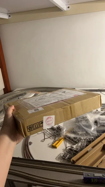 富良野快车，N比例火车模型，这个成色的物品因为绝版了很难买到。包装很好，无破损，寄过来挺快的，全程可查，物流界面特别清晰这点好评，不需要跳转到别的网页。下单速度挺快的，还会再来买。趁着热乎赶紧给小火车拍拍照片，太美了