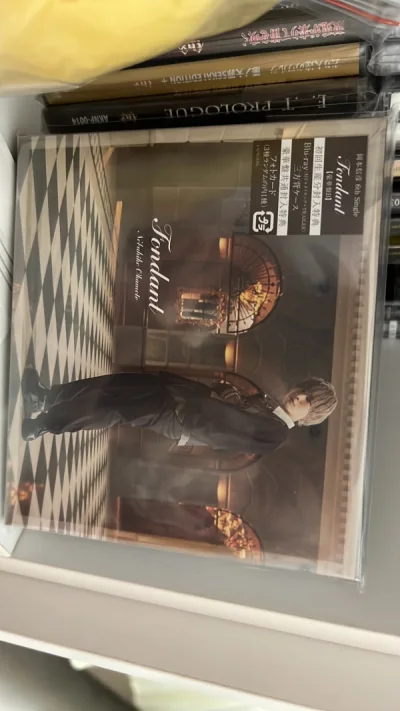 真的比想象的快太多了！十天左右就到我手上了，而且包装超级好！让人十分安心！东西完好无损！期待了很久的专辑和cd，樱花妹还专门给明信片用硬卡壳套好了（感动.jpg）