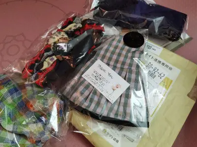 好价收到了绝版很久的ca4la发带，没有选商品确认服务，但是卖家包装超好还送了小卡片！为了分摊运费还收了今年的新款发带和帽子，品相都很好价格超值！可跟踪小物流也很快，包装里塞了很多充气垫，很满意的一次海淘！（要是没有每次都被税就更完美了）