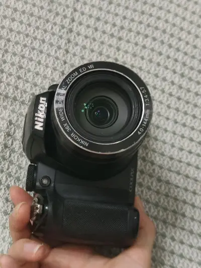 合了个单,用了一段时间才来评价的 一共两台相机都是挖煤姬淘回来的 一如既往的满意哈哈哈哈哈。富士的色彩还是一如既往的很满意，第一次入手长焦机没想到最大变焦也这么清楚还可以拍得这么远