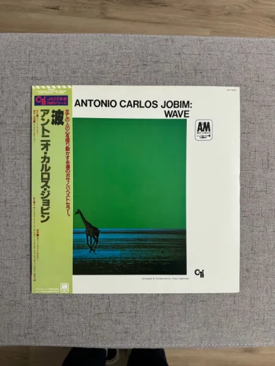 『 Wave 』是巴西爵士吉他大师Jobim在1967年夏天于A&amp;M唱片公司旗下推出的专辑，也是Bossa Nova风格的代表作品。唱片时长不到32分钟，但是却全方位地展示了这种音乐形式的独特魅力。