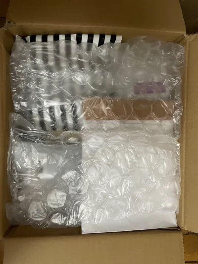 海运一个月到达，包装很好，宝贝都摆放的很规律，没有裸寄的娃。
这次淘的东京迪士尼米奇米妮为主，卖家保存的都不错，宝贝都很干净。
买了东迪圣诞节的相框，做工很精致，带有细闪，非常漂亮。因为是金属材质，所以上手很有份量，很有质感，东迪金属相框值得入手！
还买了三对米妮米...