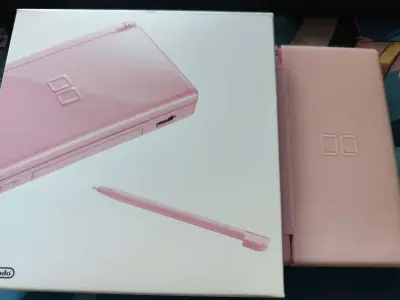 因为之前买了四代宝可梦卡带，要传宝可梦银行得先有两台nds游戏机，所以就在煤炉蹲了好久，一是在蹲价格便宜的，二是蹲优惠券(虽然后面还是没等到就是了)。虽然这个游戏机屏幕有点伤痕不过也无所谓，只是买来传宝可梦的。hhh