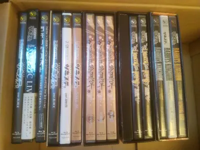 好大一个箱子，包装的特别严实。因为是在中古店买的开始还担心质量问题，不过到手后发现品相很不错，兔王国的碟里连第六幕的抽选券还在……还有一个没看过的节目碟，不造能不能找到字幕啊