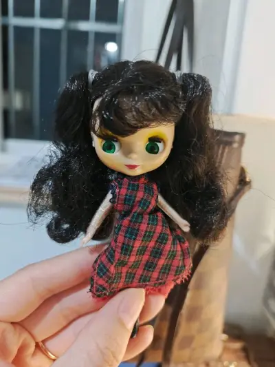 苏格兰真的非常适合秋天，妆容和头发配合度很赞，果然是人气很高的一只啊，美人鱼的身体上还印着贝壳，非常用心，这几只价格都很合适，非常开心能够接到！感谢挖煤姬！！