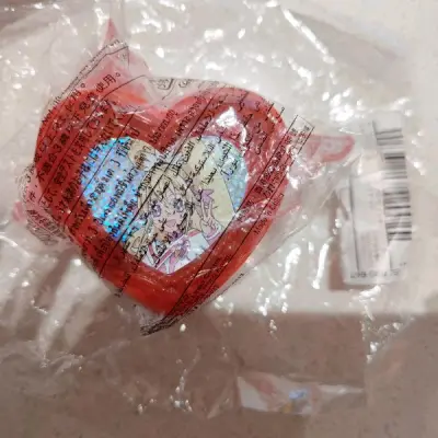 麦当劳早年的q娃小玩具、
一些元素瓶、
rose pact小镜子扭蛋、
全新鸟蝶变身音调和俩其他鸟蝶音调、
还有电的hug春季剧场版奇迹手电、
虽然掉漆严重且没电但是才500円的dx3大人版奇迹手电、
五枚美丽的hug三段垫板、
一整套色纸，
大满足????