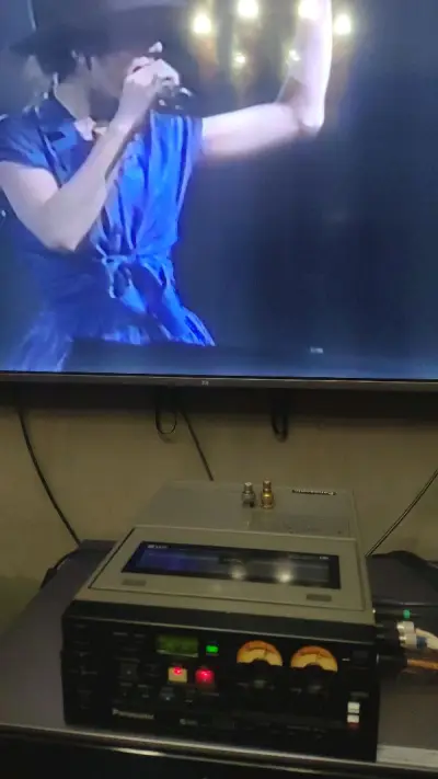 机器修好  到手连续修了3天  太累了  这机器被摔过  很正常  没想到能修好  这机器太复杂啦  这机器里面的电容都不行啦  这种电容太难更换啦  这机器感觉和sony tcdd5一样  大部分都是人手工焊接组装的 太复杂啦  我在没有技术资料的情况下修好这台机...