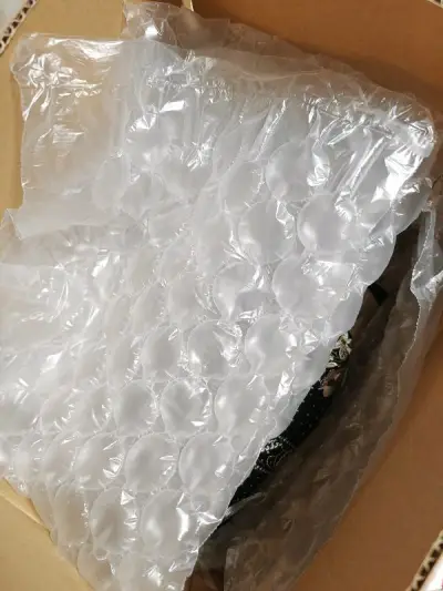 这箱虽然只装了两件，但不能再多了，再多就不能用小包寄了。其他快递方式已经被税到无语的程度了。海关割韭菜都不带停的。