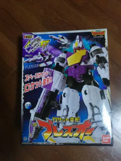 要说兽电战队里面我最喜欢的角色就是紫妹，二代强龙紫，饭丰万里江真的好看，又是二代强龙紫的演员，爱屋及乌所以箭头龙也就入手了，全新到手都不太敢把玩，唯一可惜的就是这次ME强龙者的变身器龙咬左轮没有收录紫妹的台词，太可惜了，所以也就没有入手。