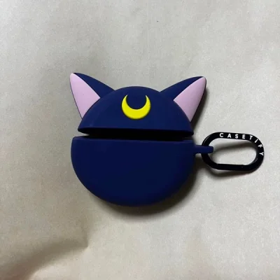 在剧中黑色的露娜猫是水手月亮身边最忠心的伙伴，两人也是最佳搭档！这次化身成AirPods保护壳，上盖处则是他额头上有一个「弯月」记号，戴上它绝对能给你的耳机最周全的保护！这款耳机壳属于绝版款，特别难收