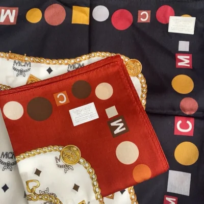 挖的包包超级喜欢，容量很大，也非常合适！小方巾也是全新的超级好！大家都可以来挖煤试试，尝试新的网购模式！希望大家都可以无痛购物，无痛收货～