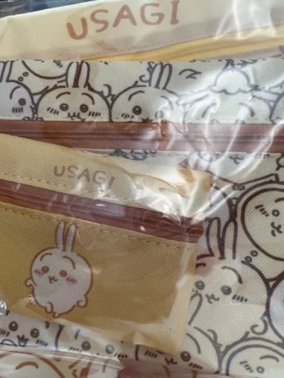 超喜欢这个兔子！乌萨奇！！！乌拉乌拉乌拉呀哈————！直接走的竹蜻蜓专线，这次有点点慢大概用了20天到手，不过包装还是一如既往的好！表扬！拿到手里第一件事儿看看这些毛绒是不是中国制造哈哈哈哈哈哈哈哈。