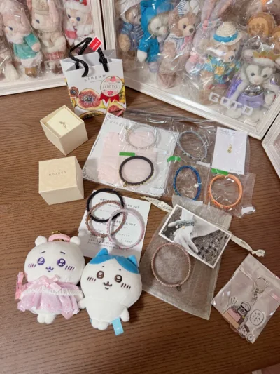 虽然被开箱了，但是很幸运无税放行。。一定是被天使吉伊保佑了叭！

①Chiikawa 天使吉伊挂件
②Chiikawa 小脚小八
③Chiikawa 咖啡吉伊亚克力挂件
④Nojess 戒指
⑤gingam 手环