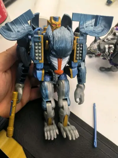 今天收到很多超能勇士模型玩具，哈哈，自己把玩能收到全配的散货也是非常开心啦，这一只只熟悉的玩具在手上起舞，感觉太哇塞了，帅