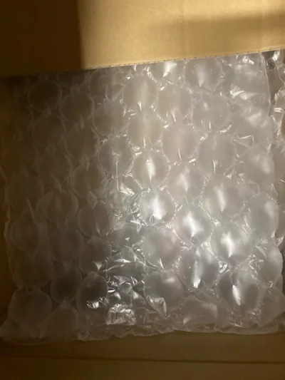 这箱都是碟直接过了，箱子里放得很整齐刚好塞满，上下左右空隙部分都放了泡泡纸。普通单曲专辑买得差不多了应该不会再买一大箱的了，后面准备把缺的几个单独买一下，不然重复太多了放不下。