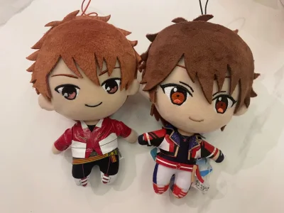 在挖煤姬的第三单，
集齐了所有目前想要的千秋努努！
上次尝试了骏河屋平安下车，
这次又尝试了罗针盘，
基本只要选S/A品相的都没什么瑕疵，
竹蜻蜓估计运费后还把多收的部分退款给我了，
以后只要不是急着要都会一直选竹蜻蜓了！
新衣装丑娃对比之前切的三贩努，确实脸型有区...