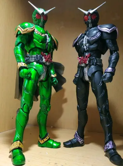 sic的cc跟jj到了之后拍的 随意组合太好玩了，能够组合出两个cj w一个镜像版，一个原版，还附带hero saga的杂志，性价比无敌。