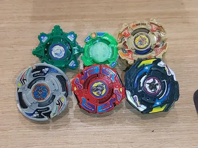 一名来自中国的战斗陀螺玩家，六个陀螺里最喜欢的是银牙烈虎V2，能买到滚轮攻击手真是万幸，美中不足的是全能巨石没有齿轮装置