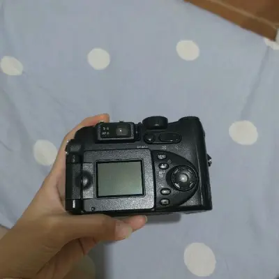 很高兴能淘到这部机子！
国内ccd价格溢价得厉害，翻转屏ccd的价格大部分都在五六百及以上了，还能买到尼康的翻转屏，实在是令人高兴～
这部机子的成色很漂亮，可调节的模式很多，明显得感觉的出来照片带蓝调的，冷色调，这个色调真的很绝很好看！
不过毕竟是老机子了，运转反应...