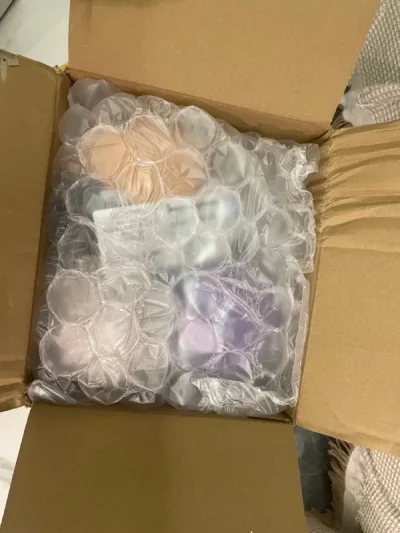 依然是es的努努们，
这一次骏河屋发货很快，
也都是带吊牌的。
挖煤姬的包装也特别好，
每次不加额外包装都不会有任何损伤，
竹蜻蜓又方便又便宜，
真的太适合切努努这种毛绒类谷子了。