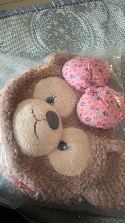 雪莉玫包包很可爱，卖家还送了小挂件搭配在一起，头上的粉色蝴蝶结很少女，包包的脸圆圆的，是期待了很久的包包