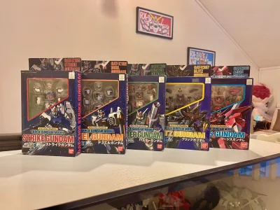 很棒的一次购物体验，万代 Quick Gundam Model 系列，发售于2002年至2003年的高达seed半成品模型系列，虽然是万代低端成品，不过产地是在中国，系列一共一共五款，成品比例接近于1/144至，可动一般，装甲部分有预涂装，关节及武器部分为拼装板件，...