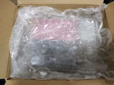 一包两台dsi游戏机，海关没税放行了， 走小包航空件，总体不错，金属蓝色很漂亮，也很新，有点遗憾的是玫红色屏幕有点变色，其他就还好，重要的是价格便宜呀，还送了充电器，可惜国内220v用不了