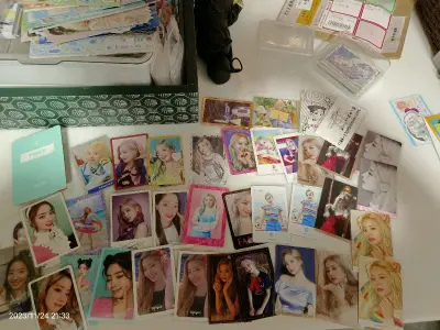 真的很好看这些小卡和周边，我终于下定决心开始买吧唧，下一步决定去买个痛包扎一下，卖家甚至还送了明信片，这次物流也挺快的，很开心。