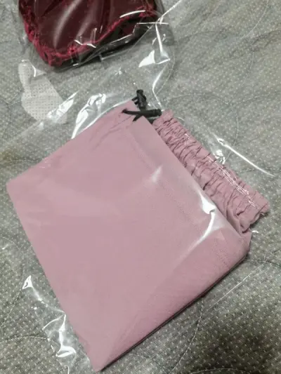 可能是上次被瞒瑕创飞的太狠了，这次非常惊喜，到手没有什么瑕疵，唯一一个不太完美的点，也只是有点线头，这次收到了一个非常绝美的老款淡粉色桑拿裤，真是非常非常开心了，因为真的很稀有啊，太开心了。这次衣服都没什么大毛病，没有惊悚的黄胳肢窝以及勾丝，不过说到这里还是希望任意...