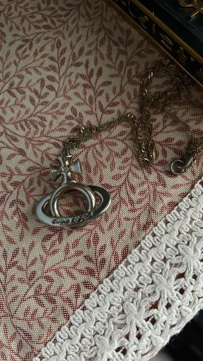 买到了心心念想的项链！运费也不贵 选船运也很快 相比其他的比较划算 挖煤姬的客服也很负责 整体购物过程都很顺利！